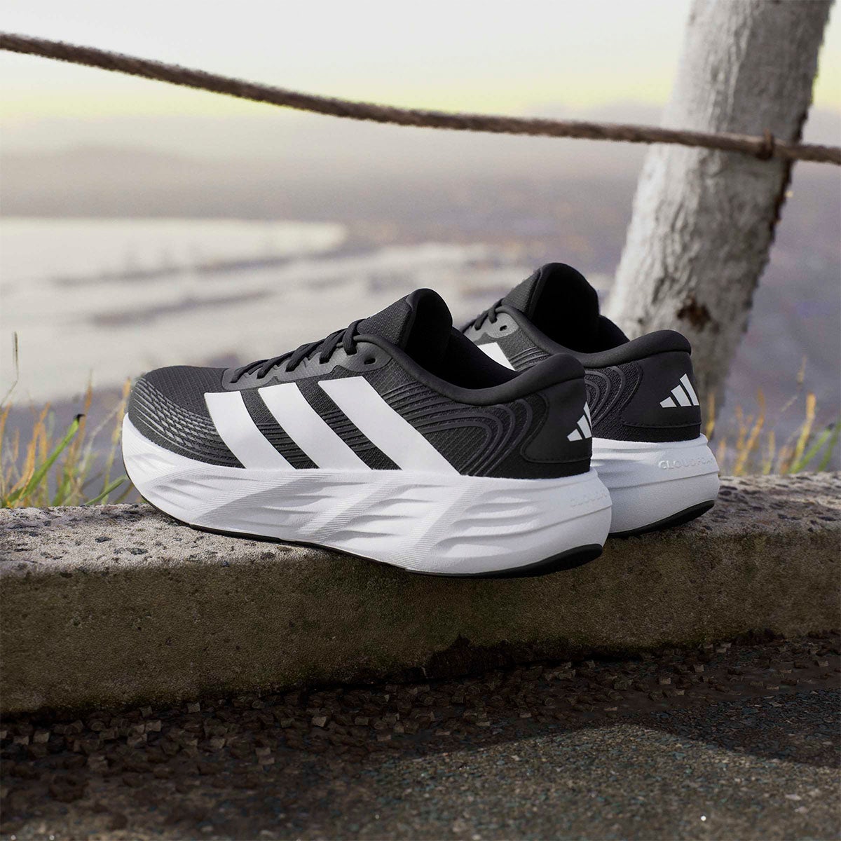 アディダス adidas GLX 8 ランニング / GALAXY 8 RUNNING ランニングシューズ ブラック IH9812 使用イメージ