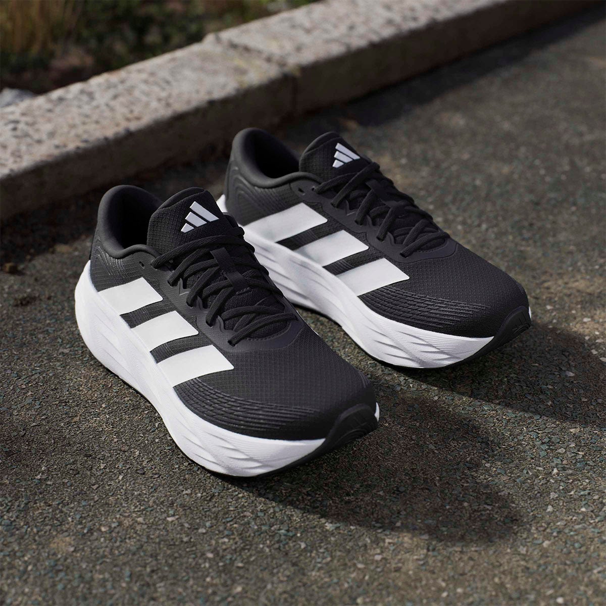 アディダス adidas GLX 8 ランニング / GALAXY 8 RUNNING ランニングシューズ ブラック IH9812 使用イメージ