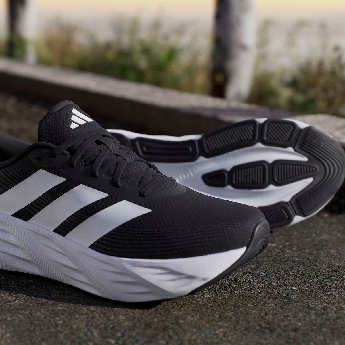 アディダス adidas GLX 8 ランニング / GALAXY 8 RUNNING ランニングシューズ ブラック IH9812 使用イメージ