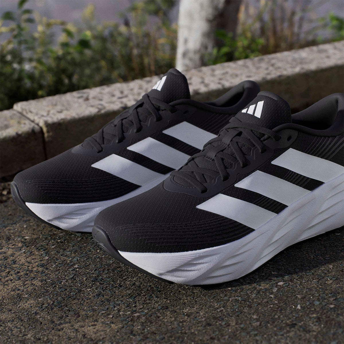 アディダス adidas GLX 8 ランニング / GALAXY 8 RUNNING ランニングシューズ ブラック IH9812 使用イメージ