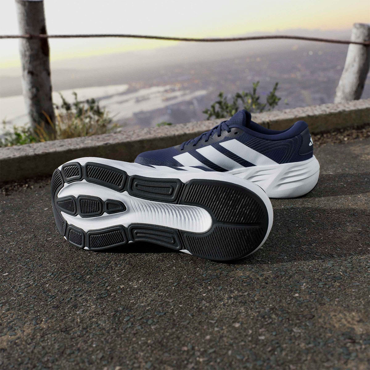アディダス adidas ギャラクシー 8 ランニング / GALAXY 8 RUNNING ランニングシューズ ネイビー IH9813 使用イメージ