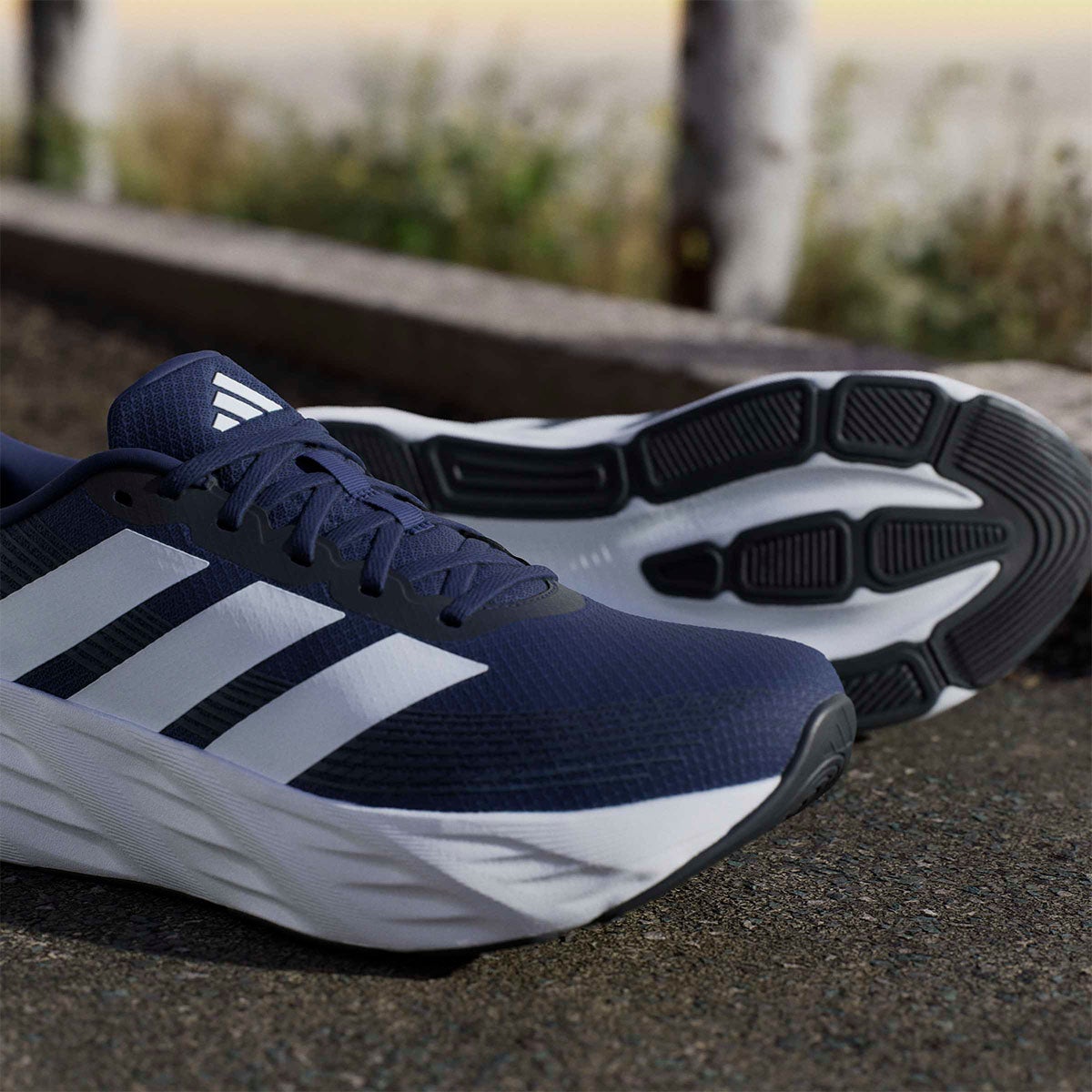 アディダス adidas ギャラクシー 8 ランニング / GALAXY 8 RUNNING ランニングシューズ ネイビー IH9813 使用イメージ