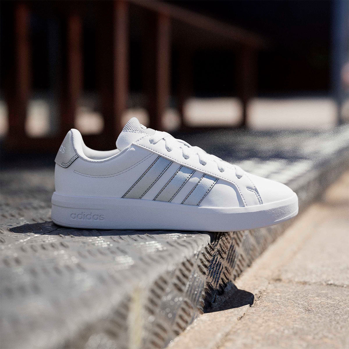 アディダス adidas グランドコート3.0ジュニア / Grand Court 3.0 Junior シューズ ホワイト JP9363 使用イメージ