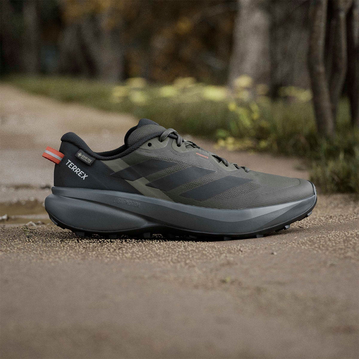アディダス adidas Terrex トレースファインダー プラス GORE-TEX トレイルランニング / Terrex Tracefinder Plus GORE-TEX Trail Running トレッキングシューズ カーキグリーン JQ1965 使用イメージ