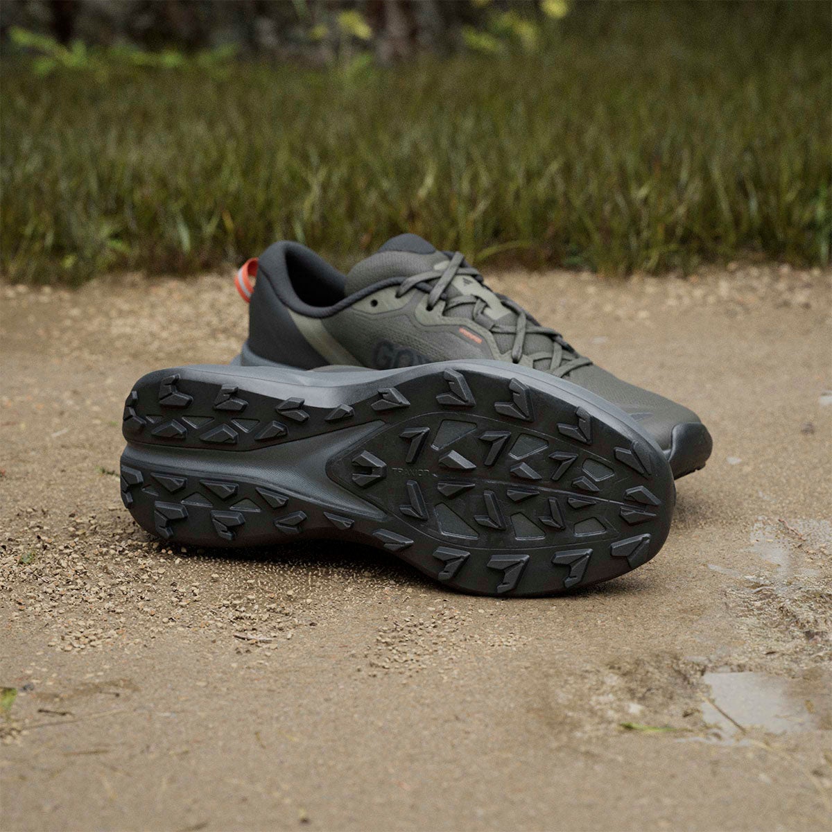 アディダス adidas Terrex トレースファインダー プラス GORE-TEX トレイルランニング / Terrex Tracefinder Plus GORE-TEX Trail Running トレッキングシューズ カーキグリーン JQ1965 使用イメージ