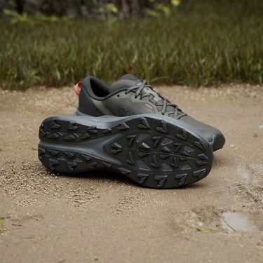 アディダス adidas Terrex トレースファインダー プラス GORE-TEX トレイルランニング / Terrex Tracefinder Plus GORE-TEX Trail Running トレッキングシューズ カーキグリーン JQ1965 使用イメージ