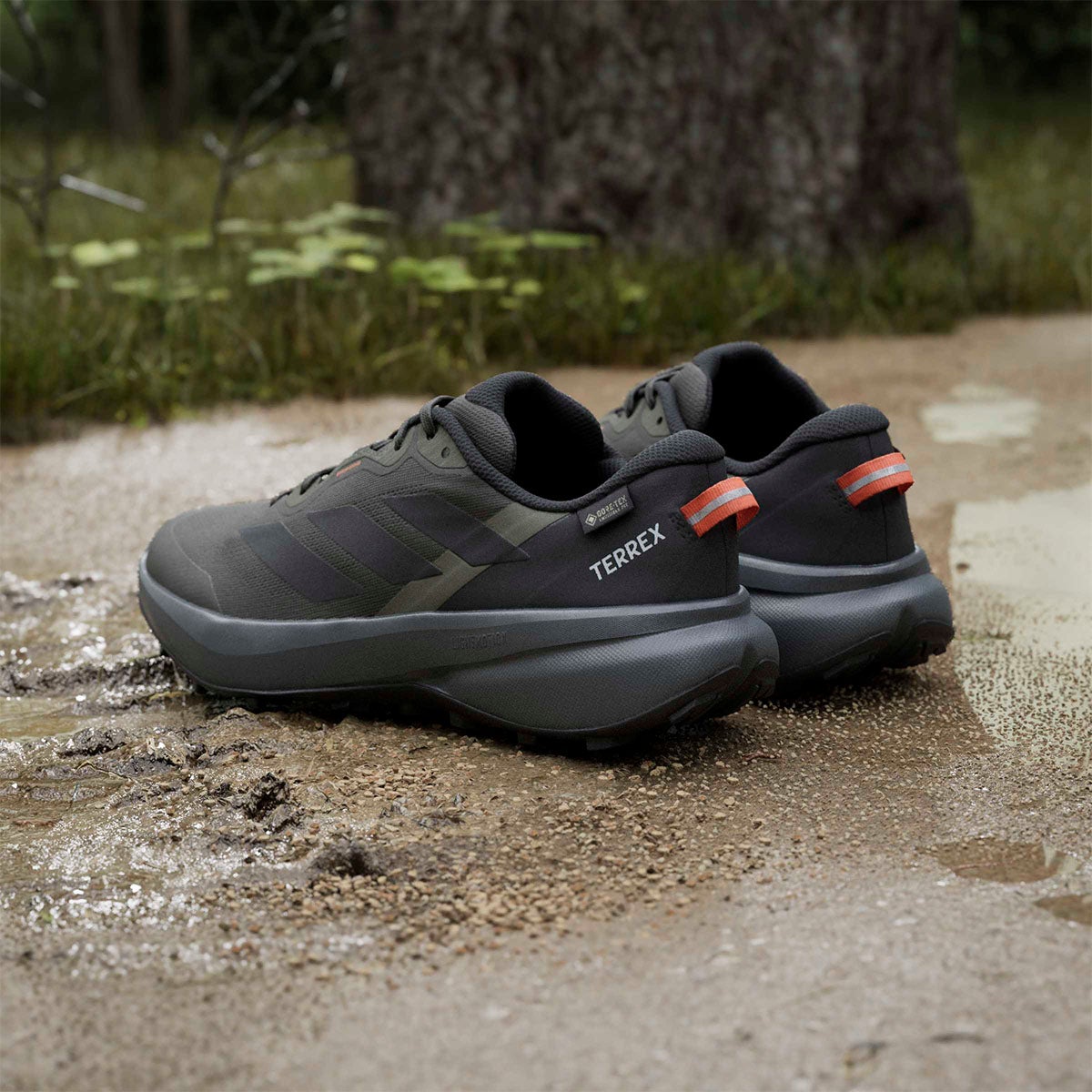 アディダス adidas Terrex トレースファインダー プラス GORE-TEX トレイルランニング / Terrex Tracefinder Plus GORE-TEX Trail Running トレッキングシューズ カーキグリーン JQ1965 使用イメージ