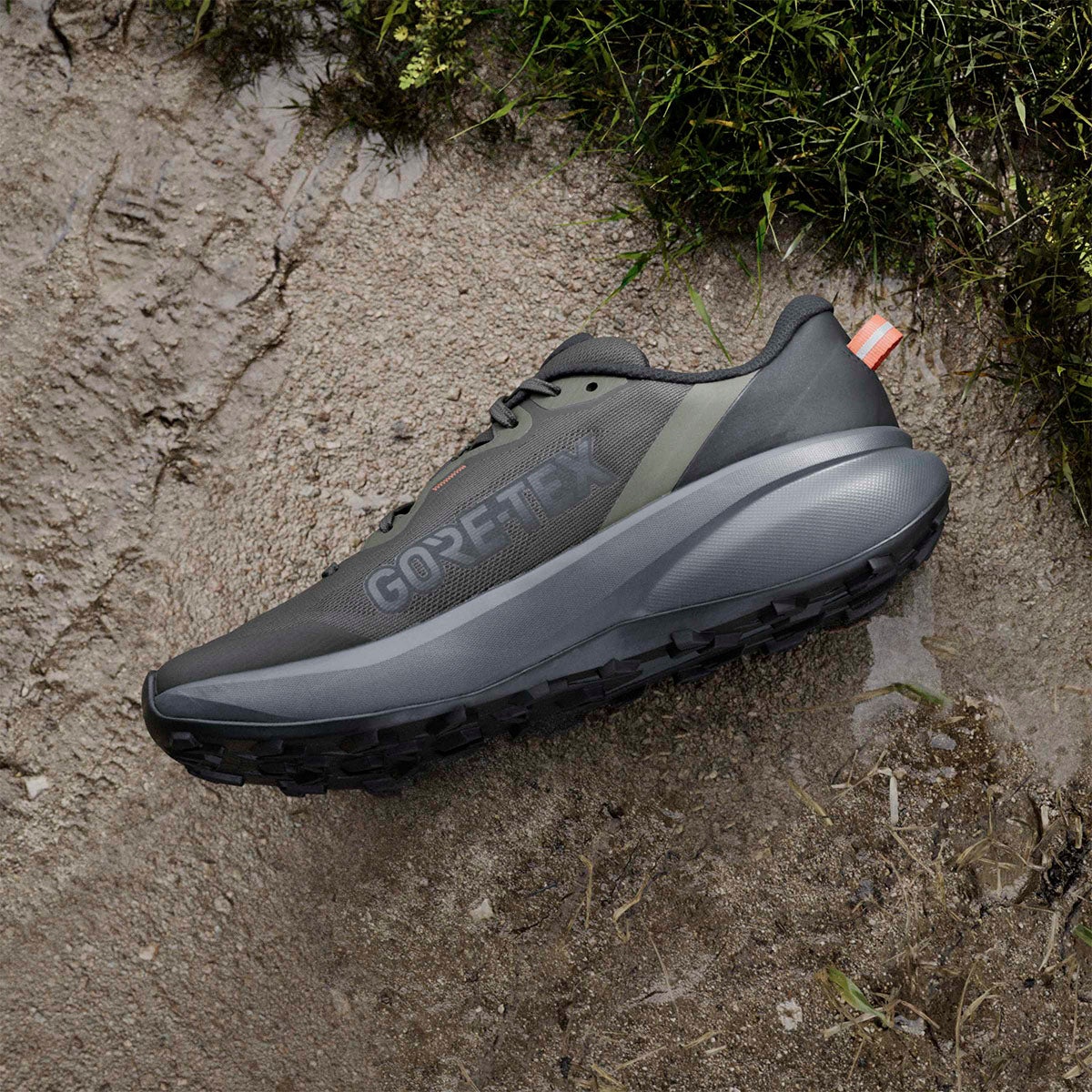 アディダス adidas Terrex トレースファインダー プラス GORE-TEX トレイルランニング / Terrex Tracefinder Plus GORE-TEX Trail Running トレッキングシューズ カーキグリーン JQ1965 使用イメージ