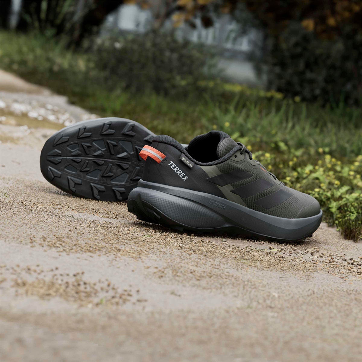 アディダス adidas Terrex トレースファインダー プラス GORE-TEX トレイルランニング / Terrex Tracefinder Plus GORE-TEX Trail Running トレッキングシューズ カーキグリーン JQ1965 使用イメージ