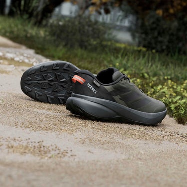アディダス adidas Terrex トレースファインダー プラス GORE-TEX トレイルランニング / Terrex Tracefinder Plus GORE-TEX Trail Running トレッキングシューズ カーキグリーン JQ1965 使用イメージ