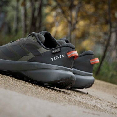 アディダス adidas Terrex トレースファインダー プラス GORE-TEX トレイルランニング / Terrex Tracefinder Plus GORE-TEX Trail Running トレッキングシューズ カーキグリーン JQ1965 使用イメージ
