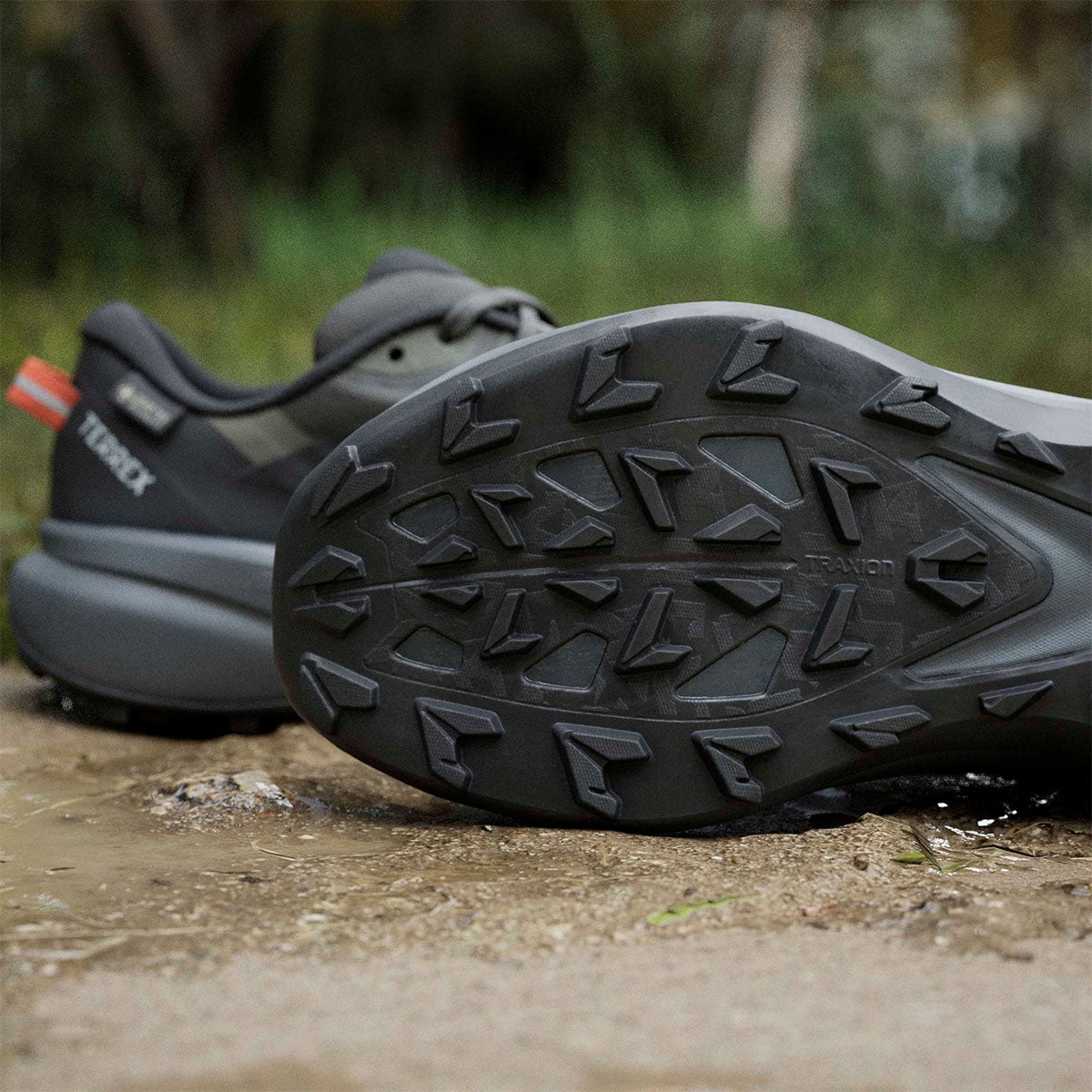 アディダス adidas Terrex トレースファインダー プラス GORE-TEX トレイルランニング / Terrex Tracefinder Plus GORE-TEX Trail Running トレッキングシューズ カーキグリーン JQ1965 使用イメージ