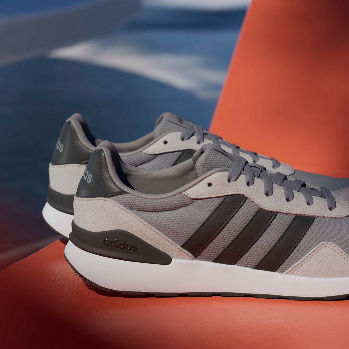 アディダス adidas ラン 60s 4.0 / Run 60s 4.0 シューズ グレー JR6624 使用イメージ