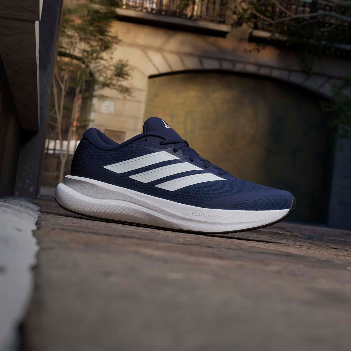 アディダス adidas Runfalcon 6 CLOUDFOAM Running Shoes ランニングシューズ ネイビー KH5565 使用イメージ