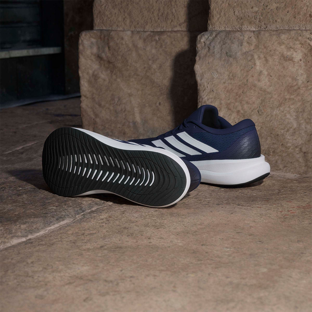アディダス adidas Runfalcon 6 CLOUDFOAM Running Shoes ランニングシューズ ネイビー KH5565 使用イメージ
