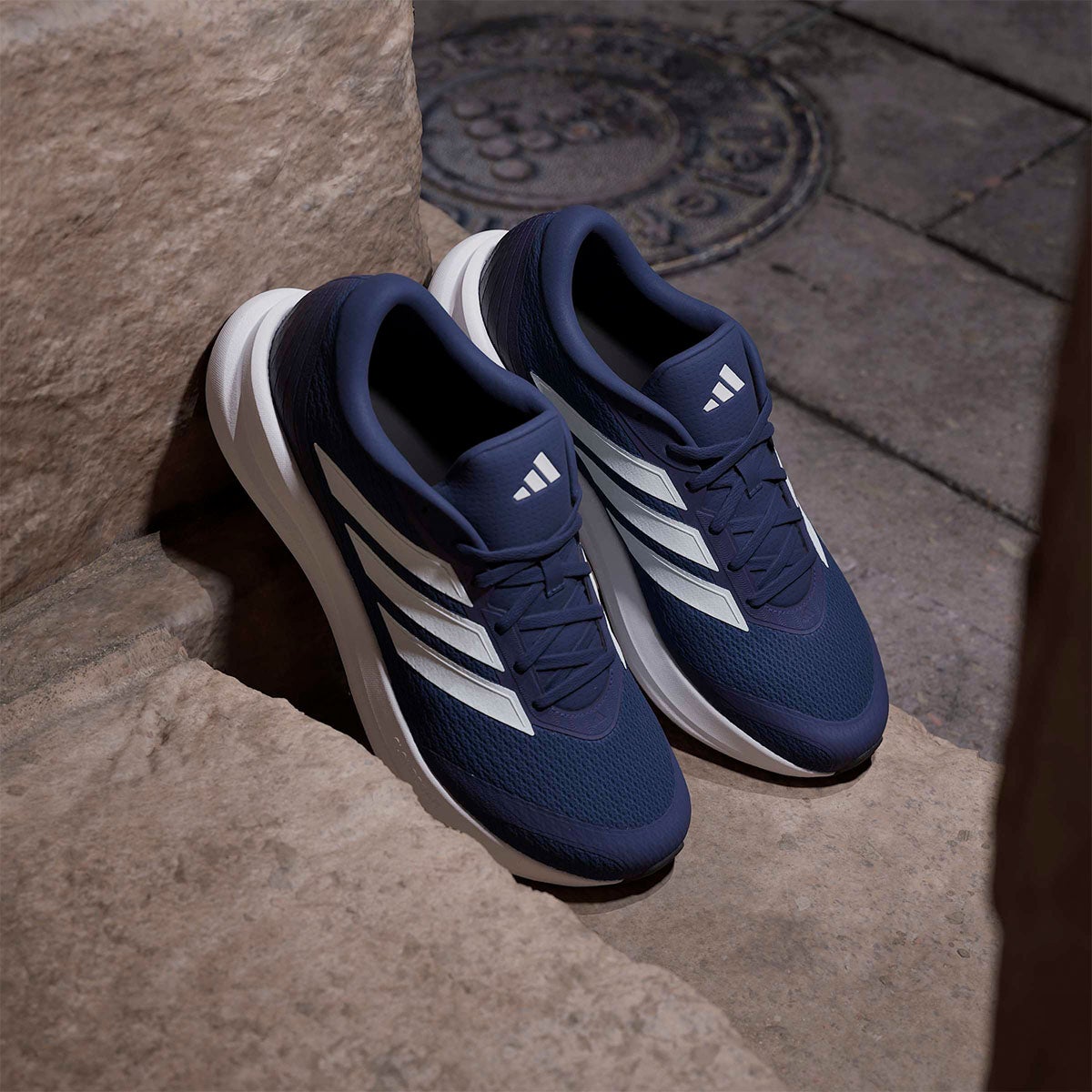 アディダス adidas Runfalcon 6 CLOUDFOAM Running Shoes ランニングシューズ ネイビー KH5565 使用イメージ