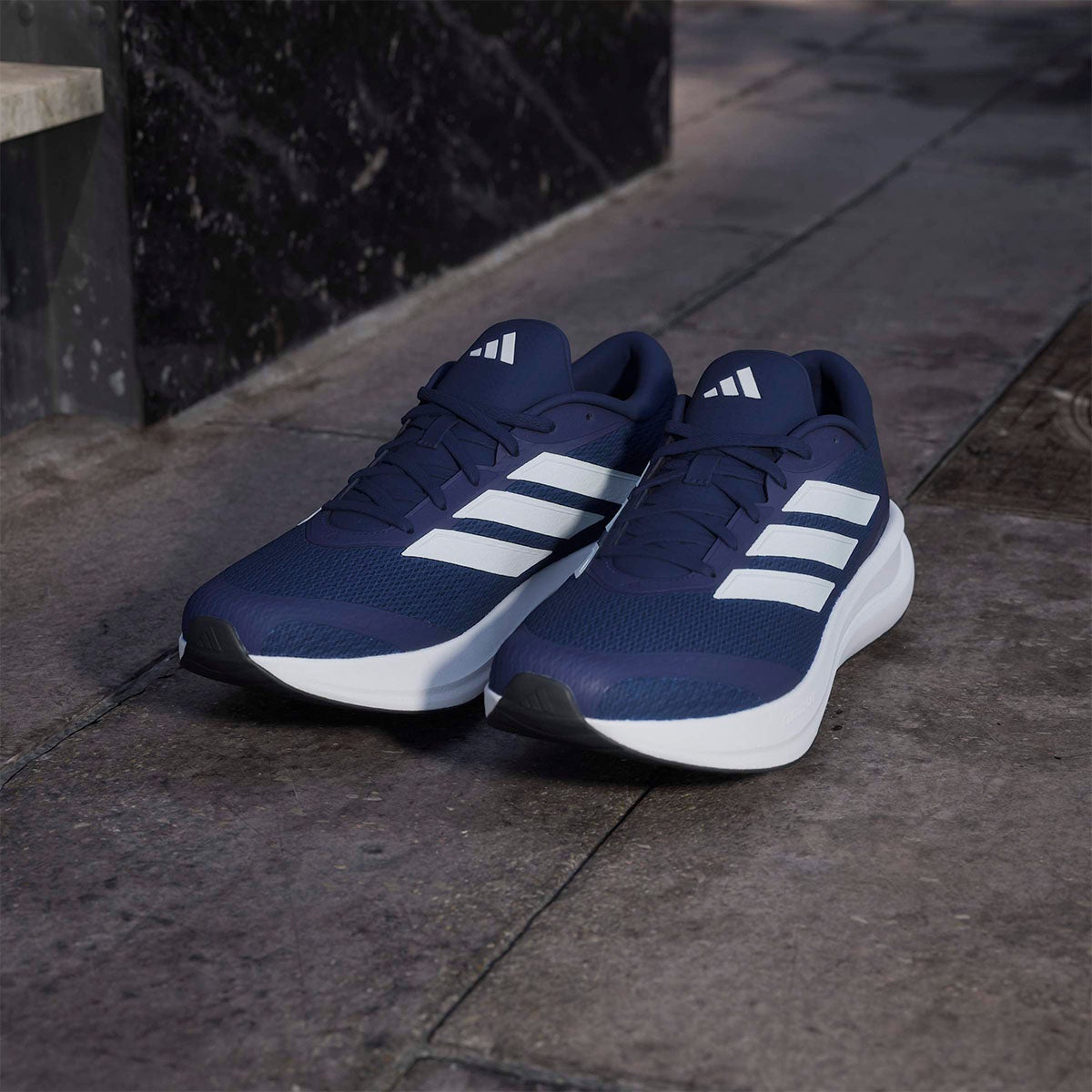 アディダス adidas Runfalcon 6 CLOUDFOAM Running Shoes ランニングシューズ ネイビー KH5565 使用イメージ