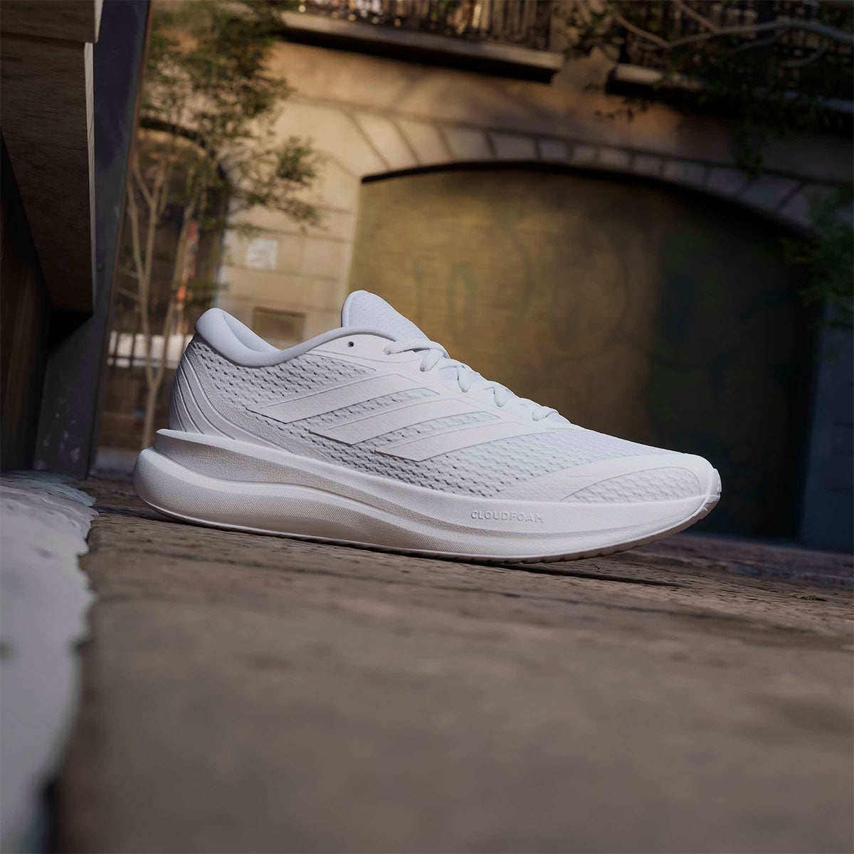 アディダス adidas Runfalcon 6 CLOUDFOAM Running Shoes ランニングシューズ ホワイト KH5567 使用イメージ