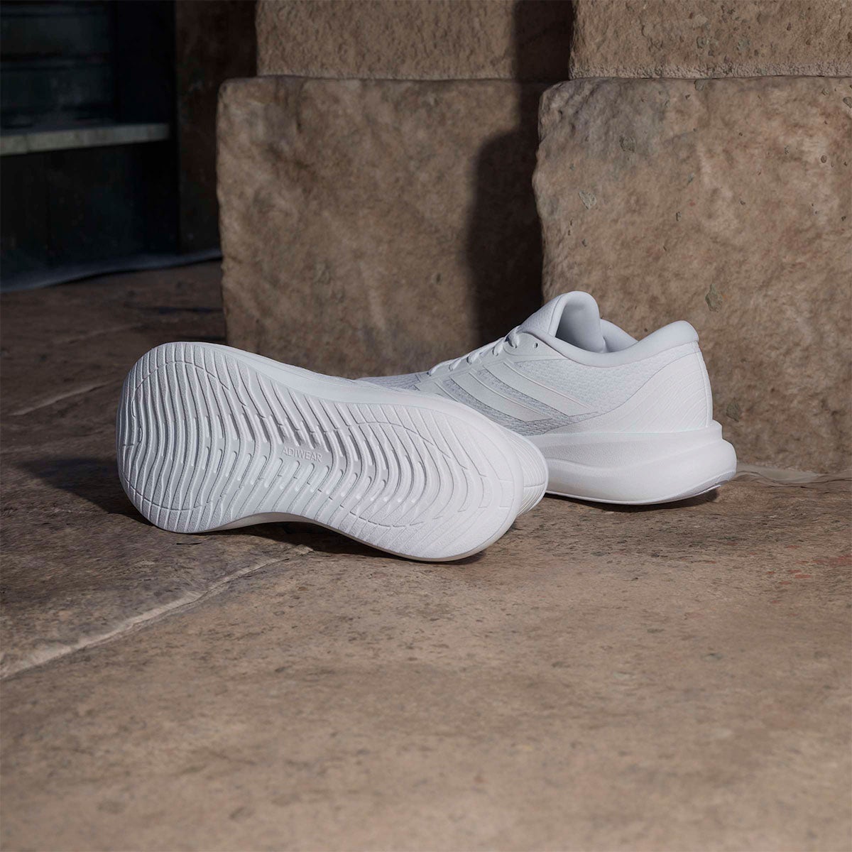 アディダス adidas Runfalcon 6 CLOUDFOAM Running Shoes ランニングシューズ ホワイト KH5567 使用イメージ
