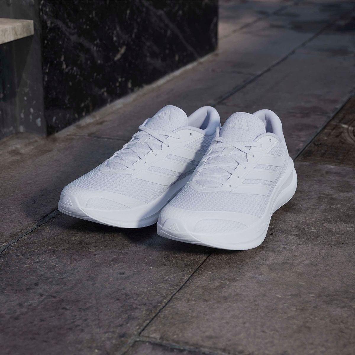 アディダス adidas Runfalcon 6 CLOUDFOAM Running Shoes ランニングシューズ ホワイト KH5567 使用イメージ