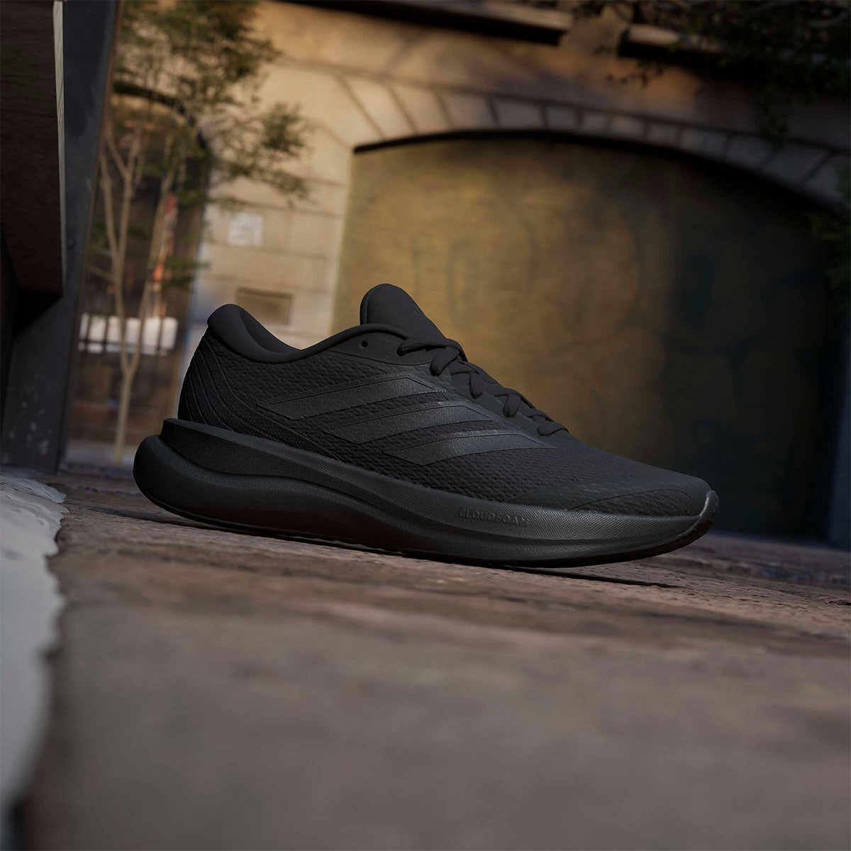 アディダス adidas コアランナー 6 / CORERUNNER 6 ランニングシューズ ブラック KH5574 使用イメージ