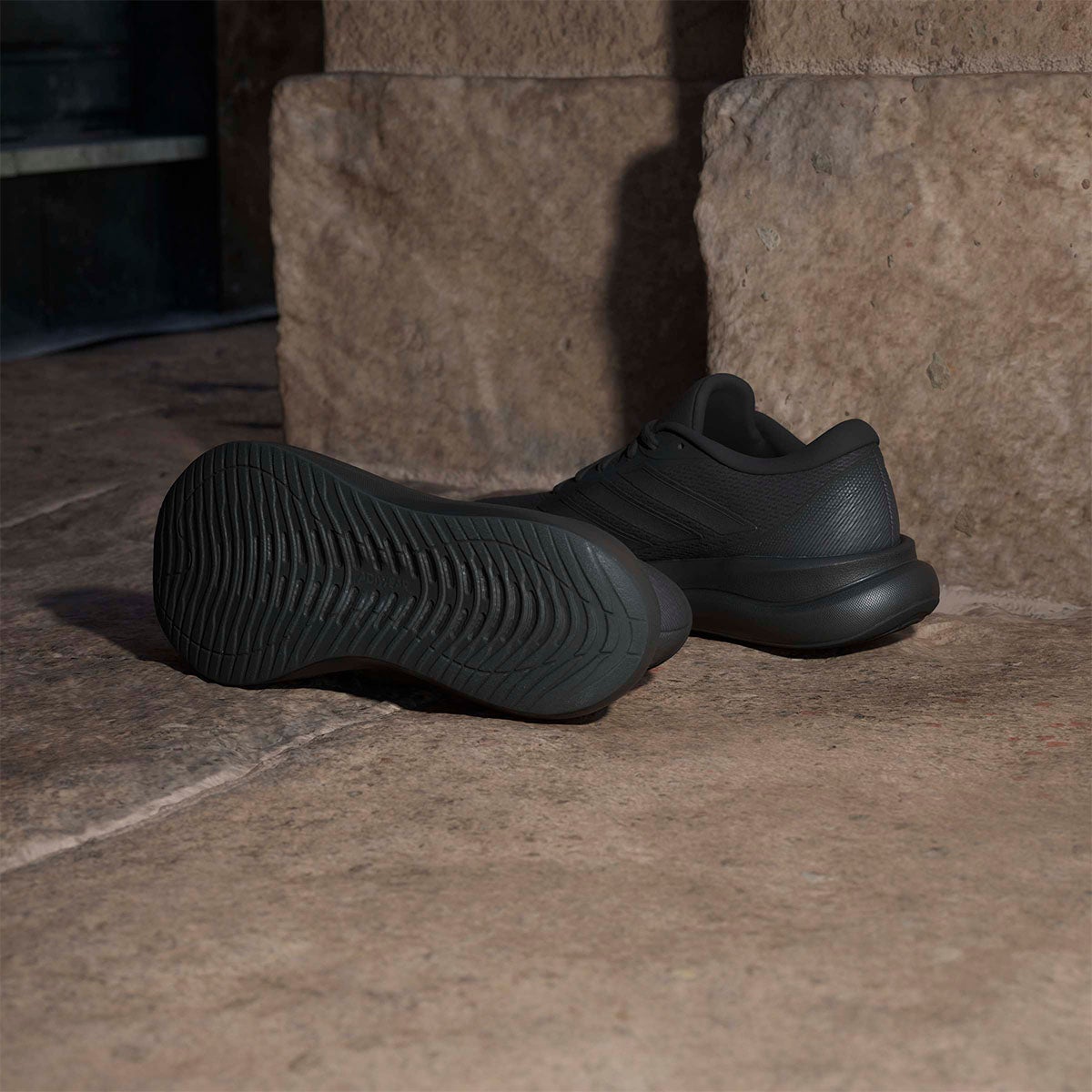 アディダス adidas コアランナー 6 / CORERUNNER 6 ランニングシューズ ブラック KH5574 使用イメージ