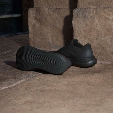アディダス adidas コアランナー 6 / CORERUNNER 6 ランニングシューズ ブラック KH5574 使用イメージ