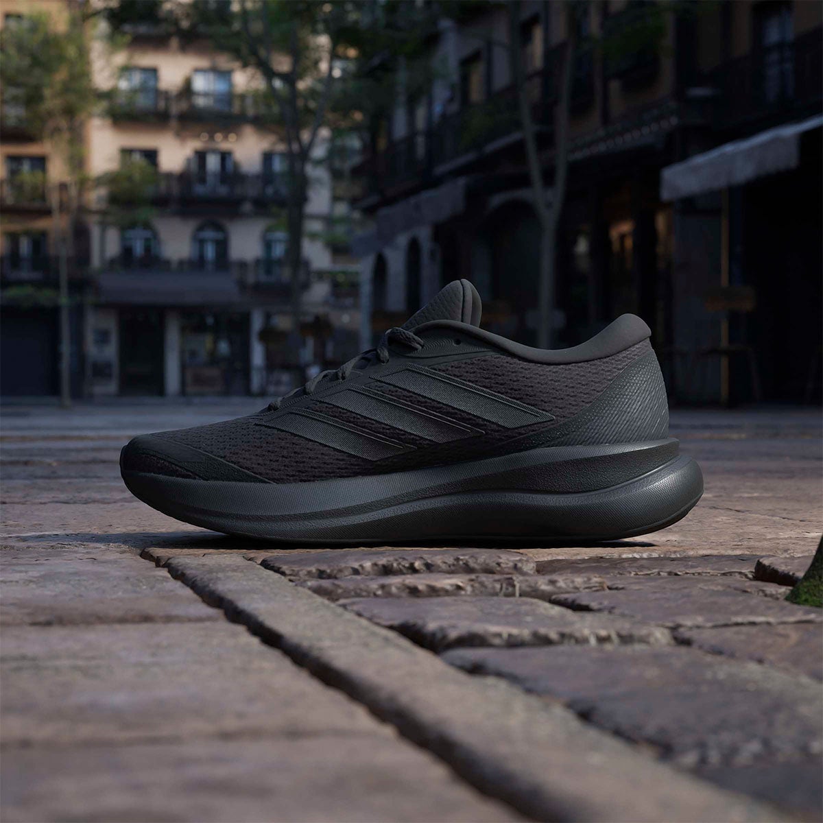 アディダス adidas コアランナー 6 / CORERUNNER 6 ランニングシューズ ブラック KH5574 使用イメージ