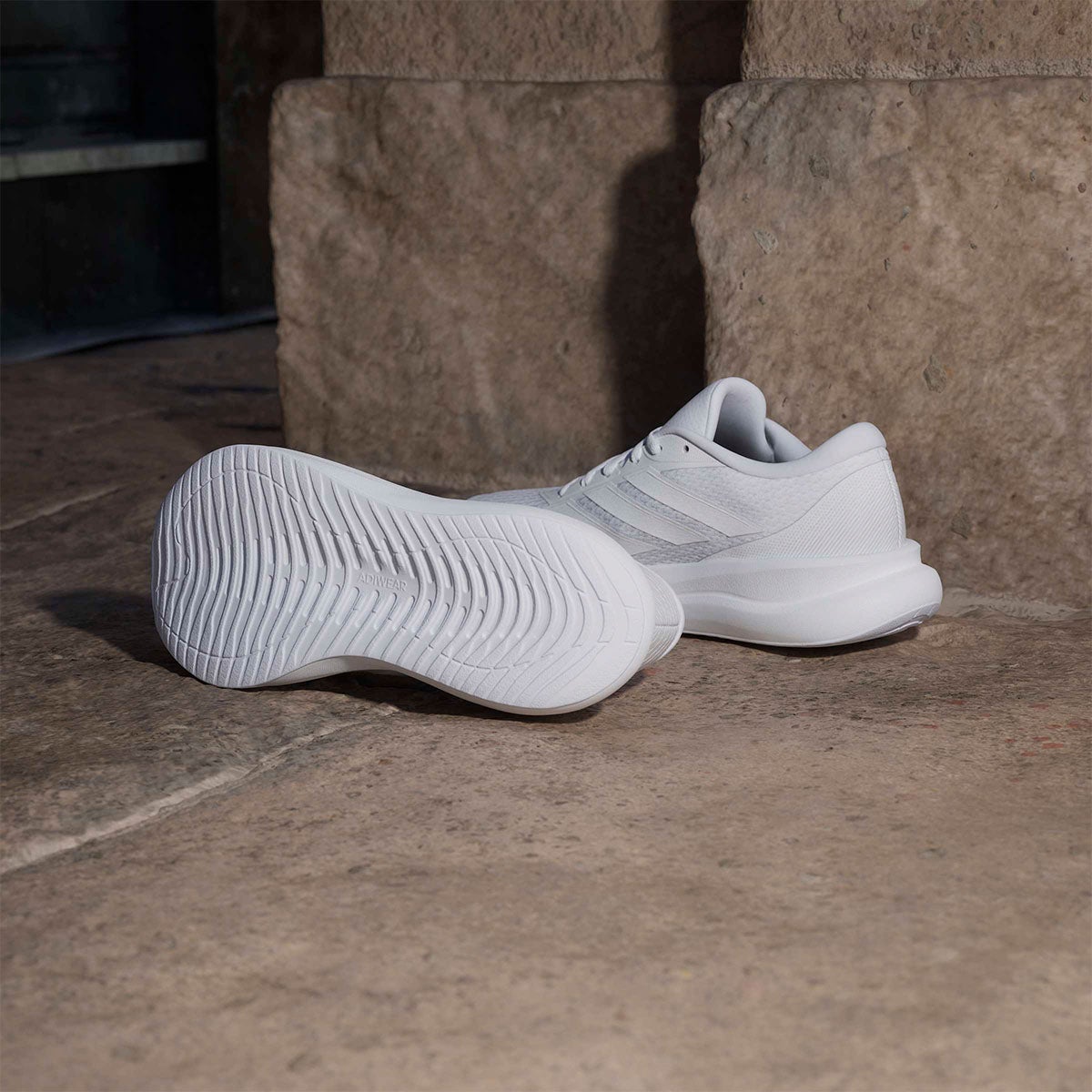 アディダス adidas コアランナー 6 / CORERUNNER 6 ランニングシューズ ホワイト KH5575 使用イメージ