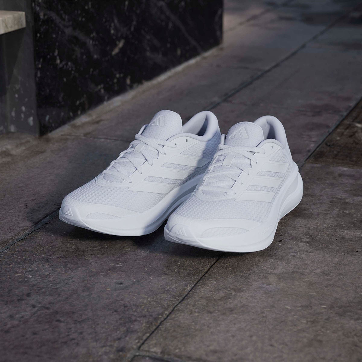 アディダス adidas コアランナー 6 / CORERUNNER 6 ランニングシューズ ホワイト KH5575 使用イメージ