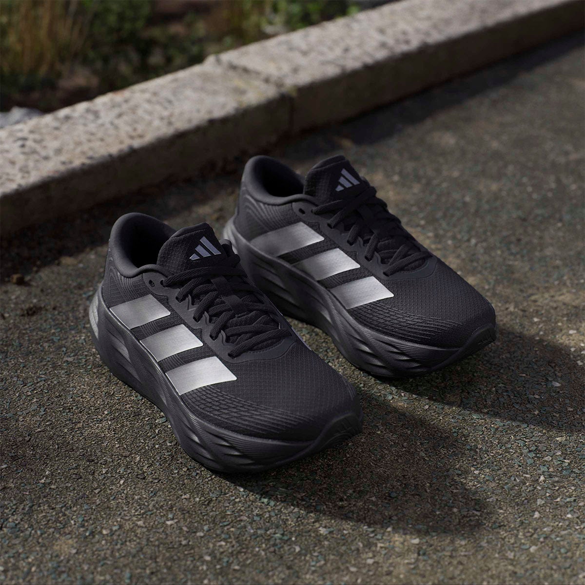 アディダス adidas GLX 8 ランニング / GALAXY 8 RUNNING ランニングシューズ ブラック KH5611 使用イメージ