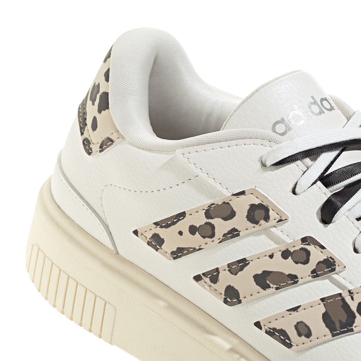 アディダス adidas コートブロック / COURTBLOCK シューズＷ ホワイト KI2642 使用イメージ