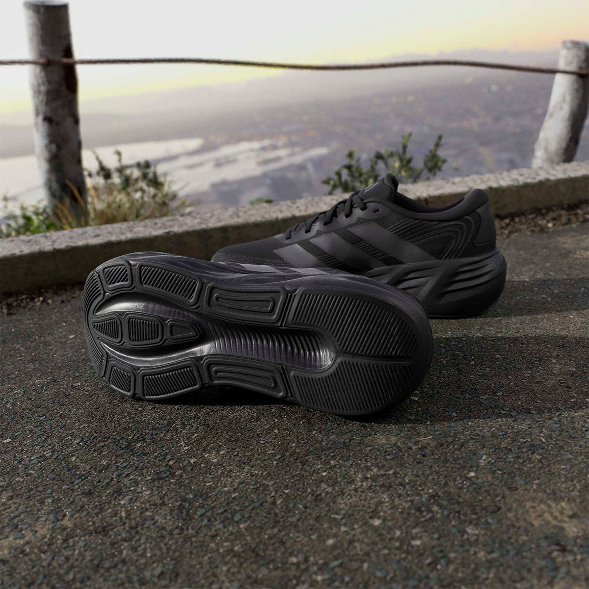アディダス adidas GALAXY 8 RUNNING SHOES ランニングシューズ ブラック KI7980 使用イメージ