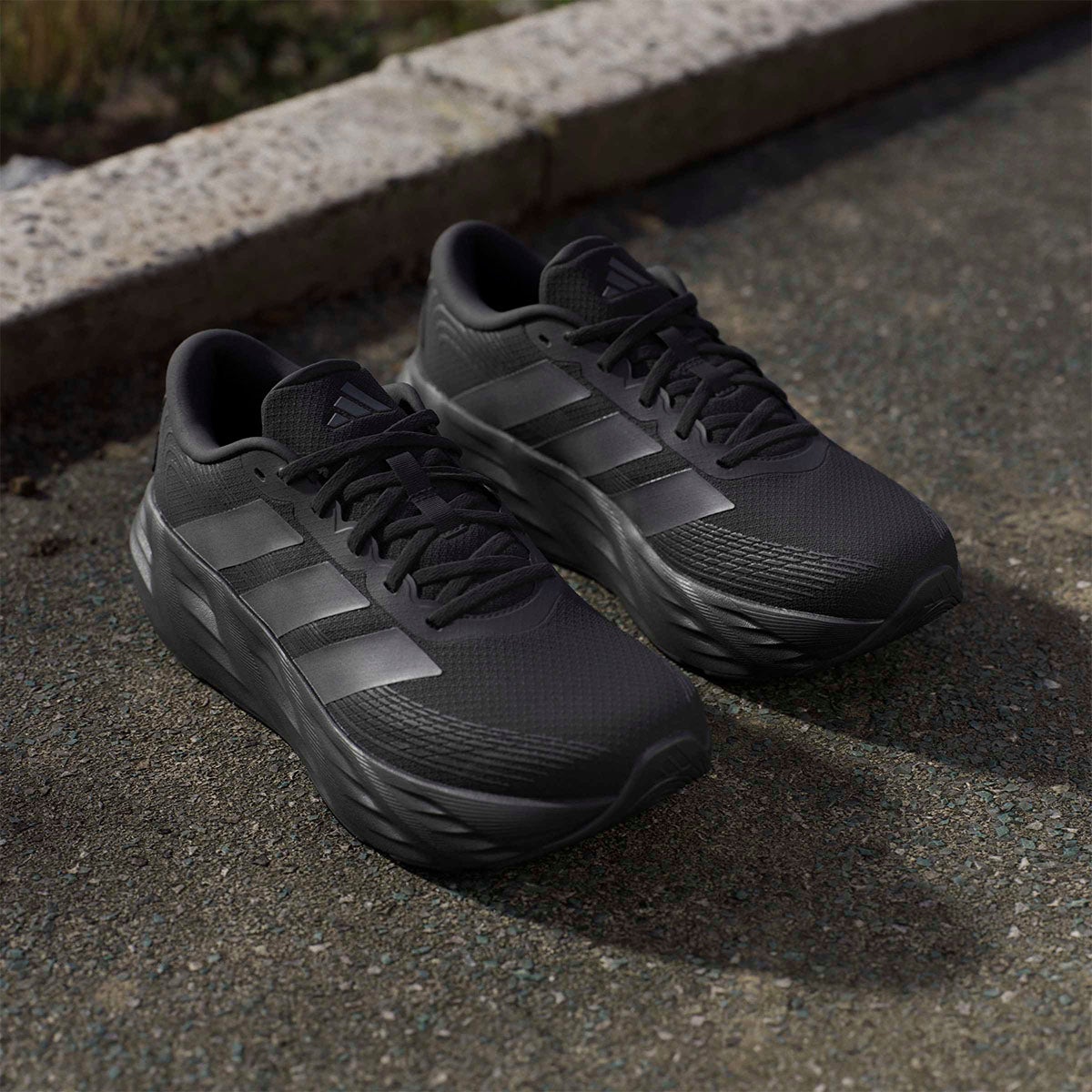 アディダス adidas GALAXY 8 RUNNING SHOES ランニングシューズ ブラック KI7980 使用イメージ