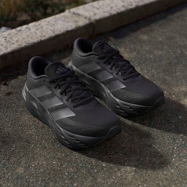 アディダス adidas GALAXY 8 RUNNING SHOES ランニングシューズ ブラック KI7980 使用イメージ