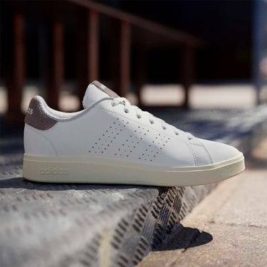 アディダス adidas アドバンコート ベース 2.0 / ADVANTAGE BASE 2.0 シューズ ホワイト KJ2151 使用イメージ