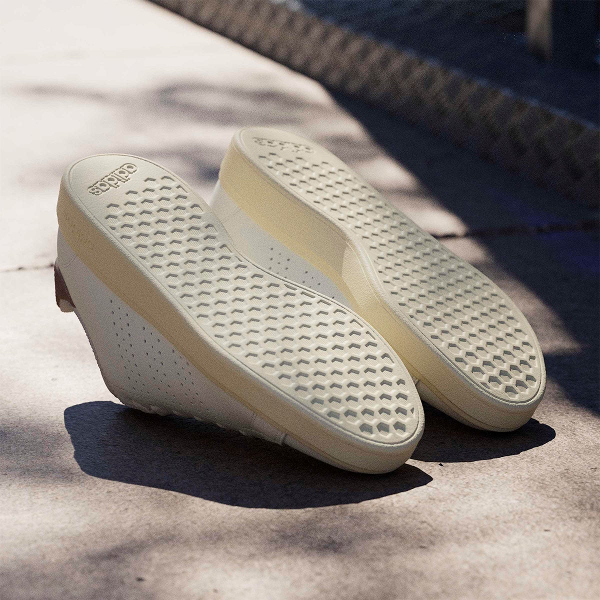 アディダス adidas アドバンコート ベース 2.0 / ADVANTAGE BASE 2.0 シューズ ホワイト KJ2151 使用イメージ