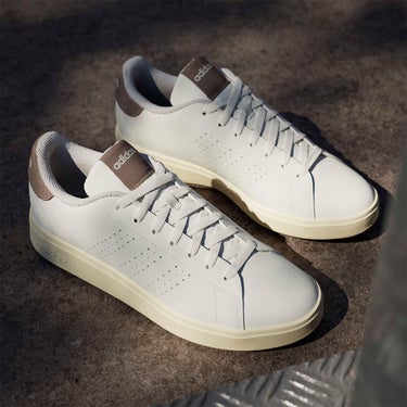アディダス adidas アドバンコート ベース 2.0 / ADVANTAGE BASE 2.0 シューズ ホワイト KJ2151 使用イメージ