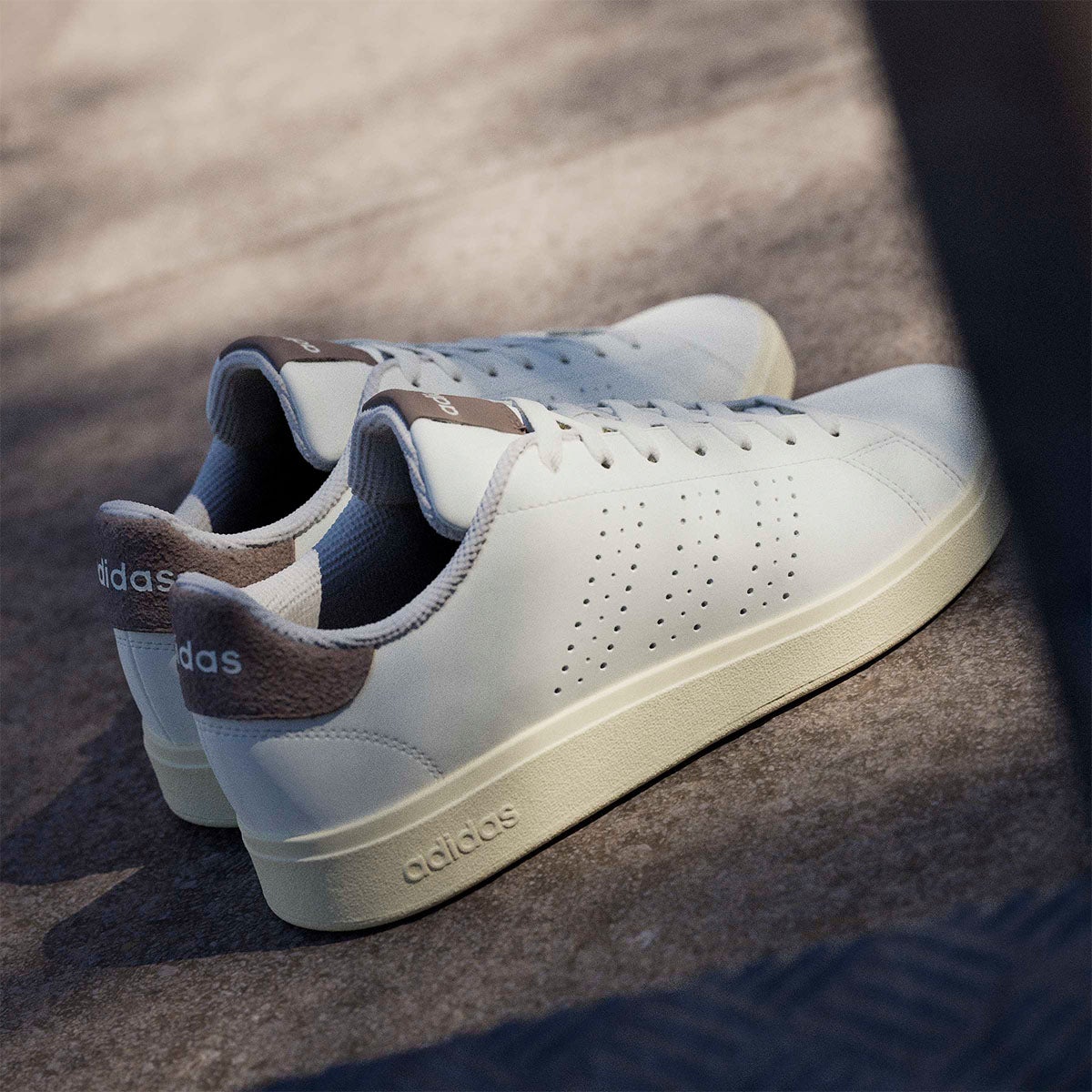 アディダス adidas アドバンコート ベース 2.0 / ADVANTAGE BASE 2.0 シューズ ホワイト KJ2151 使用イメージ