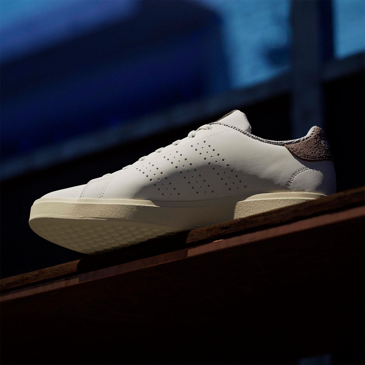 アディダス adidas アドバンコート ベース 2.0 / ADVANTAGE BASE 2.0 シューズ ホワイト KJ2151 使用イメージ