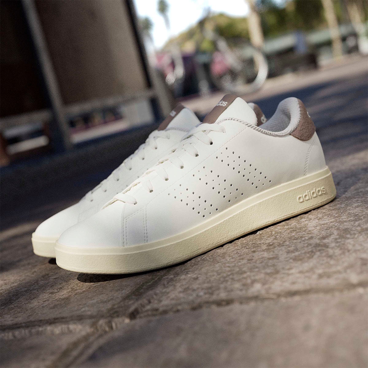 アディダス adidas アドバンコート ベース 2.0 / ADVANTAGE BASE 2.0 シューズ ホワイト KJ2151 使用イメージ