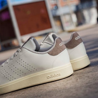 アディダス adidas アドバンコート ベース 2.0 / ADVANTAGE BASE 2.0 シューズ ホワイト KJ2151 使用イメージ