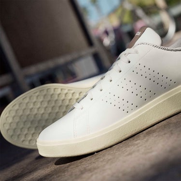 アディダス adidas アドバンコート ベース 2.0 / ADVANTAGE BASE 2.0 シューズ ホワイト KJ2151 使用イメージ