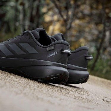 アディダス adidas Terrex トレースファインダー プラス GORE-TEX トレイルランニング / Terrex Tracefinder Plus GORE-TEX Trail Running トレッキングシューズ ブラック KJ3792 使用イメージ