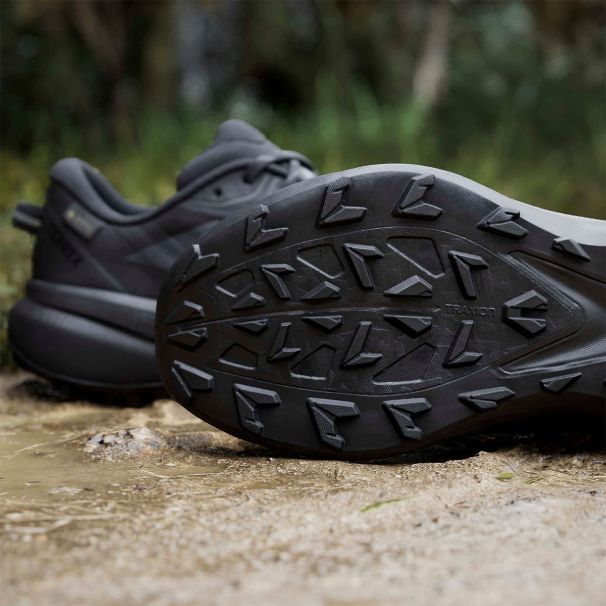アディダス adidas Terrex トレースファインダー プラス GORE-TEX トレイルランニング / Terrex Tracefinder Plus GORE-TEX Trail Running トレッキングシューズ ブラック KJ3792 使用イメージ