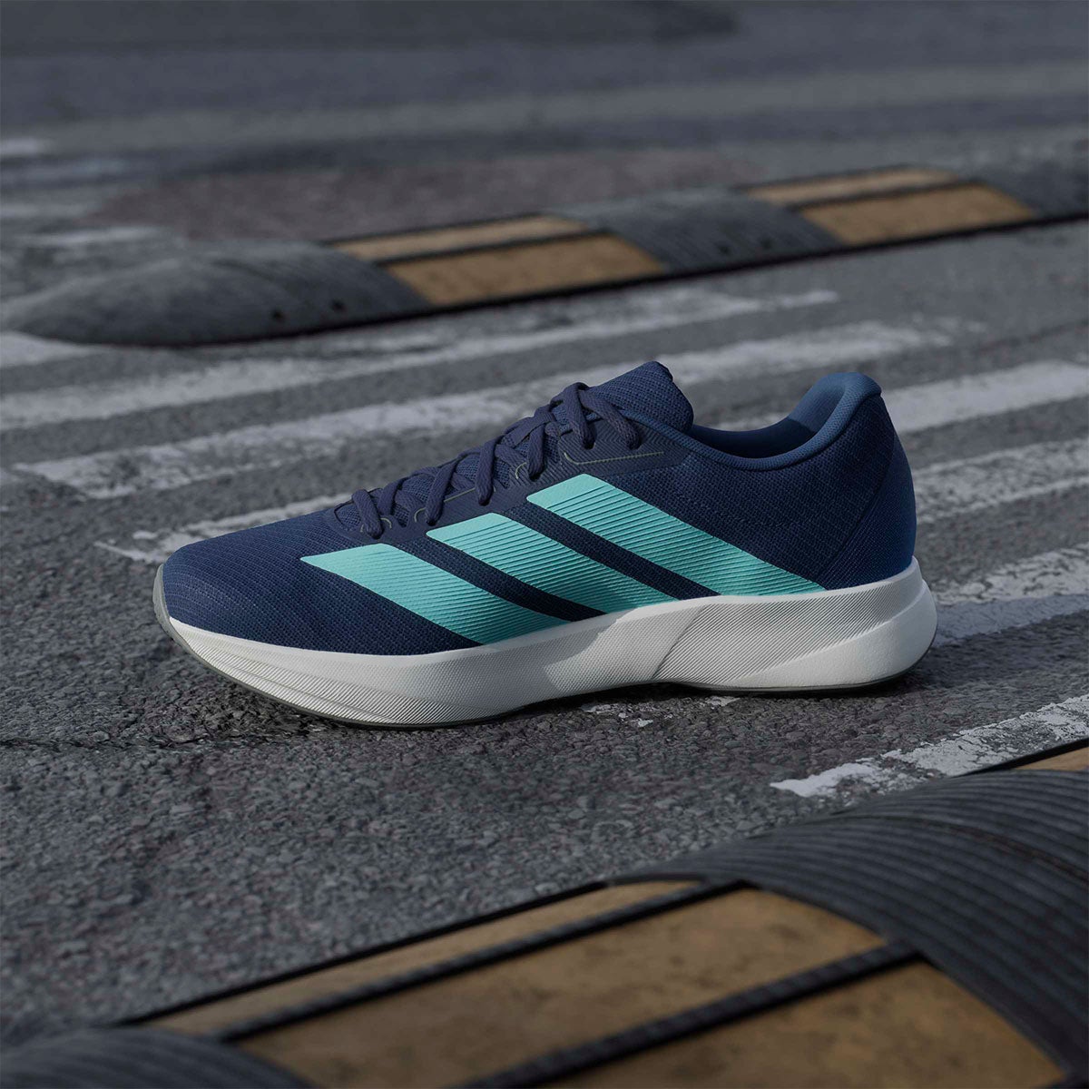 アディダス adidas デュラモ RC2 ランニング / DURAMO RC2 RUNNING ランニングシューズ パープル KJ4188 使用イメージ