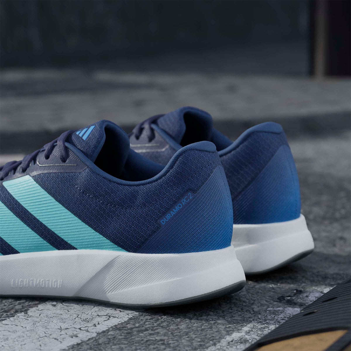 アディダス adidas デュラモ RC2 ランニング / DURAMO RC2 RUNNING ランニングシューズ パープル KJ4188 使用イメージ