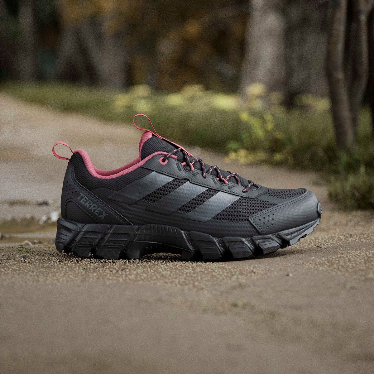 アディダス adidas テレックス ロッカディア ハイキング / Terrex Rockadia Hiking ランニングシューズ ブラック KZ9170 使用イメージ
