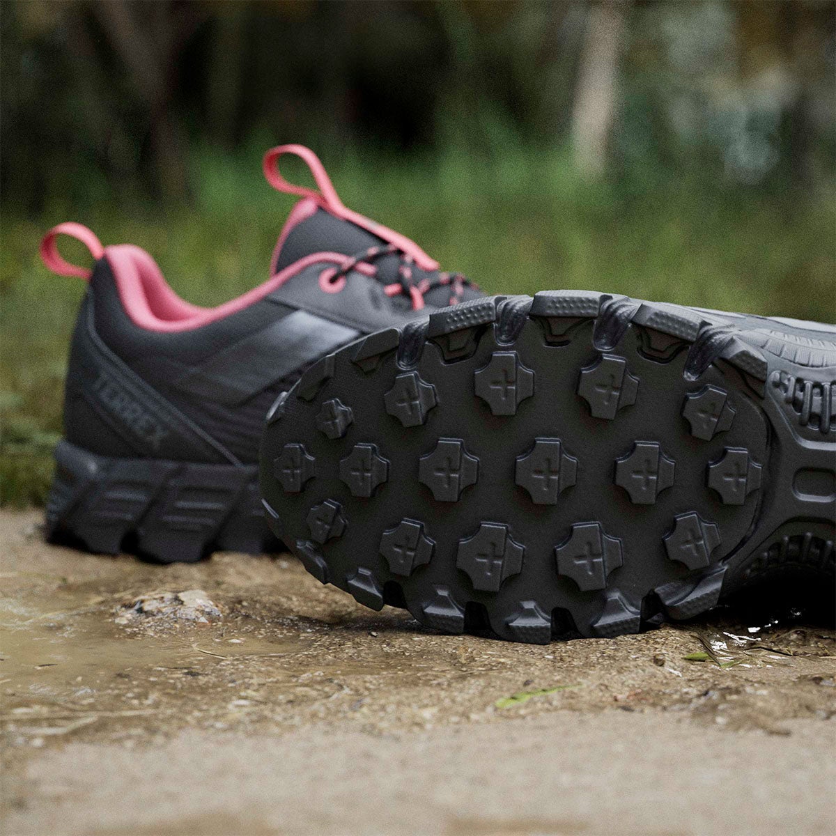 アディダス adidas テレックス ロッカディア ハイキング / Terrex Rockadia Hiking ランニングシューズ ブラック KZ9170 使用イメージ