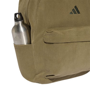 アディダス adidas エッセンシャルズ マテリアル バックパック カーキグリーン WM080 KG7762 ポケット ディテール
